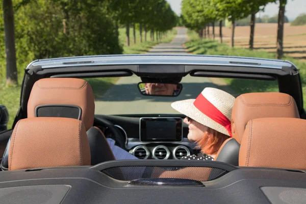 Zwei Glückliche Ältere Menschen Mit Einem Luxus Cabrio Einem Sonnigen — Stockfoto