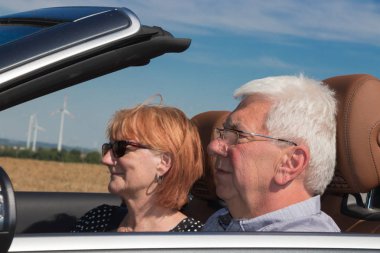 güneşli bir günde bir lüks Cabrio araba ile büyük çift sürücüler