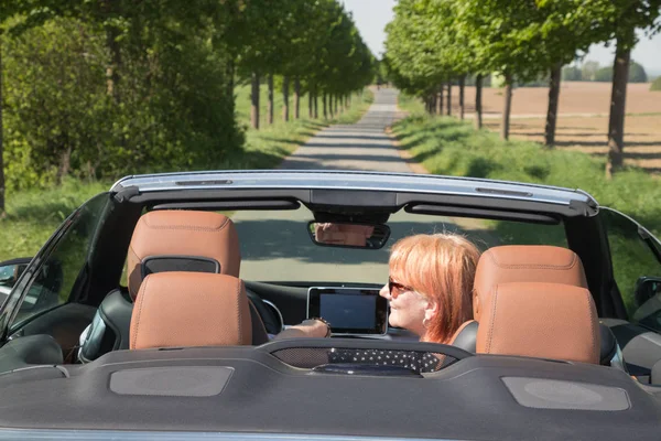 Seniorenpaar Genießt Tagesausflug Cabrio — Stockfoto