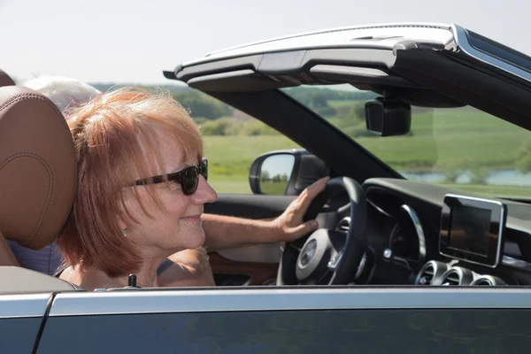 Lächelndes Glückliches Seniorenpaar Sportwagen — Stockfoto