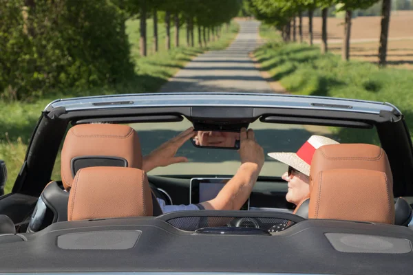 Älteres Ehepaar Fährt Cabrio Und Genießt Einen Sommertag — Stockfoto