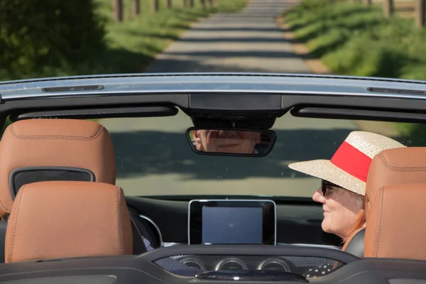 Glückliches Senioren Paar Luxus Cabrio — Stockfoto