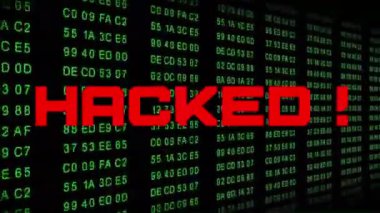 Hacklendi! yanıp sönen kırmızı uyarı harfleri - arkaplan olarak kod numaralarını sürekli değiştiren dijital bilgisayar görüntüsü