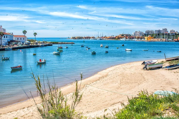 Ferragudo ve Portimao Algarve nehir ve birçok balıkçı tekneleri ön planda görüntüleme