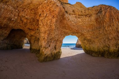 Famous beach rock oluşumunda Algarve, Portekiz mağaralar. Sonra iki mağaralar okyanus görebilirsiniz.