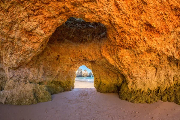Famous beach rock oluşumunda Algarve, Portekiz mağaralar. Mağaranın içinden okyanus görebilirsiniz.