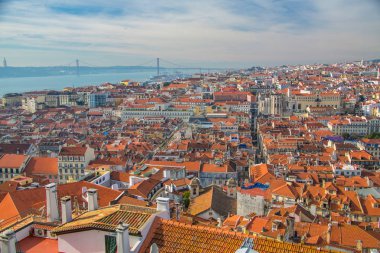 Sokakları ve tarihi kentin turuncu çatı görünümü. Lizbon, Portekiz. Uzaktan bkz: Köprü Nisan 25 ve İsa heykeli. Üstten Görünüm. St. George kale duvarlarından görüntülemek