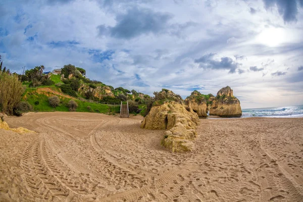 Merdiven ünlü Alvor, Algarve, Portekiz ile plaj, uçurumlar ve yeşil tepeler