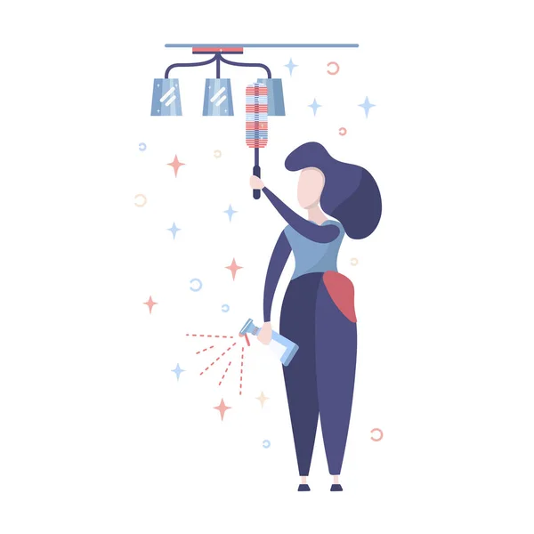 Kadın lamba fırçası ile toz silme.