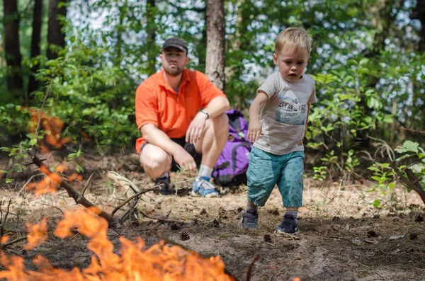Vader en zoon maken een grote brand in het bos — Stockfoto
