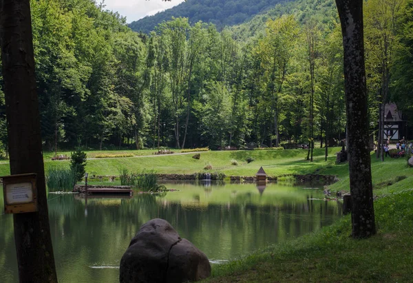 Park ve göl Schonborn içinde Voyevodyno, Ukrayna
