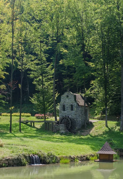 Alte wassermühle im park schonborn in voyevodyno, ukraine — Stockfoto