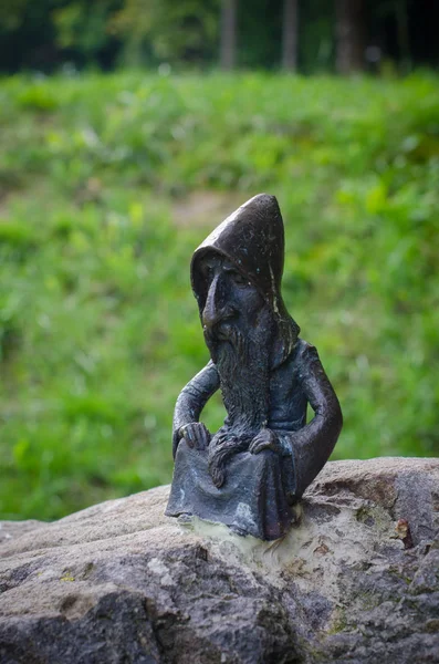 Ukrayna-Temmuz 2017: Schonborn park, Voyevodyno, Ukrayna'da bulunan druid mini heykel 22 Temmuz 2017