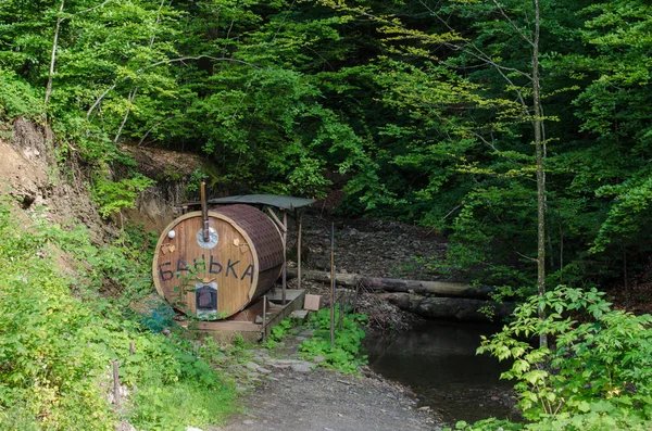 Venkovní rekreace - sauna na horské řece v Karpatech — Stock fotografie