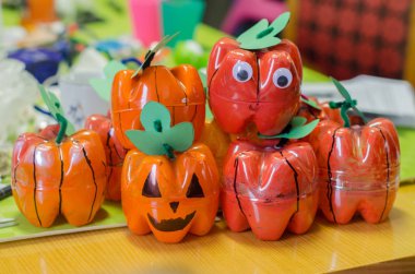 Cadılar Bayramı partisi için boyalı şişe üzerinden el yapımı kabak