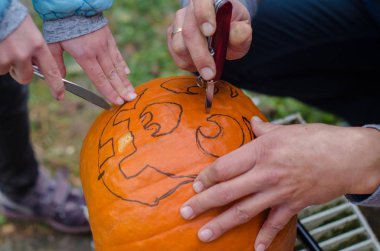 Cadılar Bayramı partisi için kabak oyma