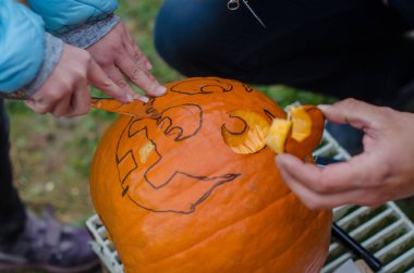 Cadılar Bayramı partisi için kabak oyma