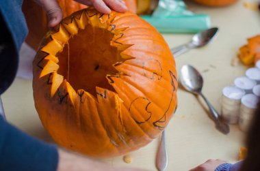 Cadılar Bayramı partisi için kabak oyma