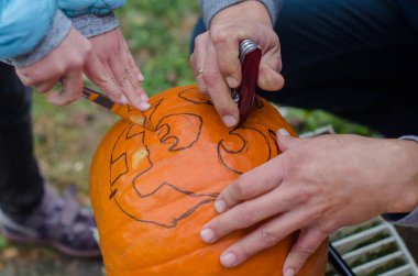 Cadılar Bayramı partisi için kabak oyma