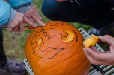 Cadılar Bayramı partisi için kabak oyma