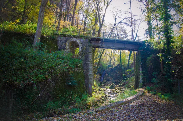 Arquitetura e natureza de Miskolc, Lillafured vermelho no outono — Fotografia de Stock