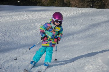 Dağlar ve çocuk kayakçı Obertauern Kayak merkezinde çarpıcı görünümü