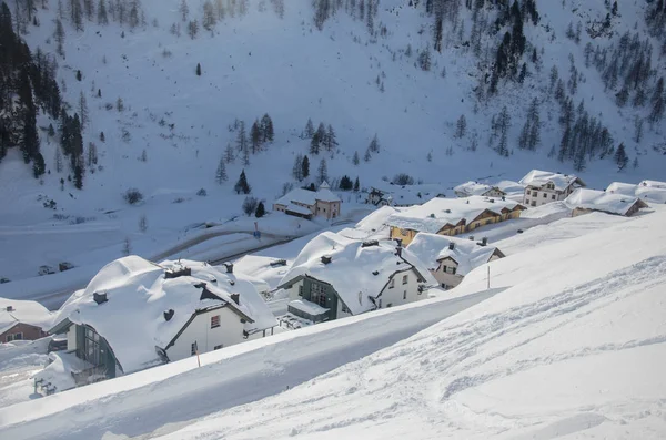 Vue imprenable sur les bâtiments de la station de ski d'Obertauern — Photo