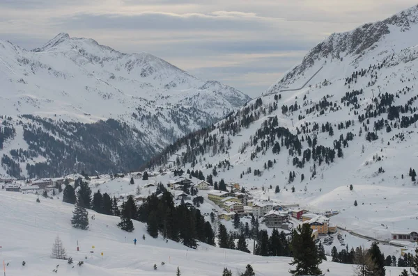 Vue imprenable sur les bâtiments de la station de ski d'Obertauern — Photo