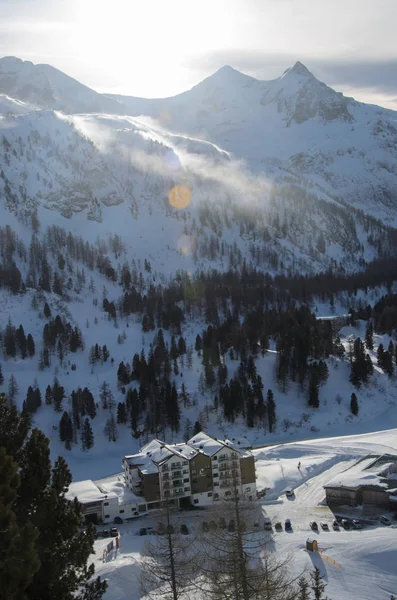 Vue imprenable sur le bâtiment de la station de ski d'Obertauern — Photo