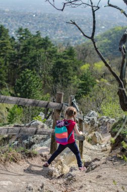 Kız yürüyüş veya zammı ile orman ve kayalar erken Bahar
