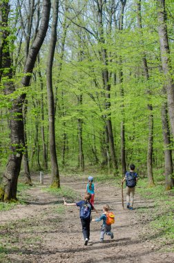 Sırtlarına Normafa ormanın içinde çocuklar