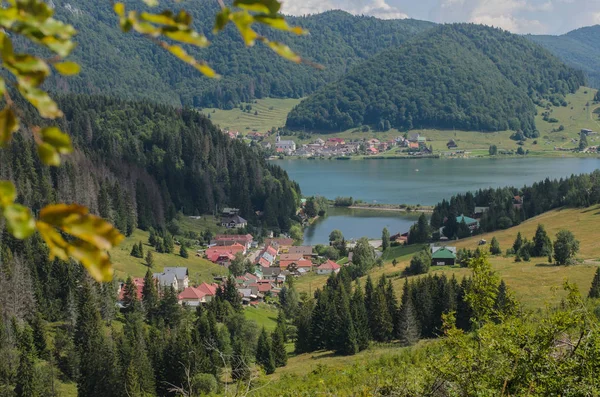 Superbe vue sur le lac Palcmanska Masa et le village de Dedinky en Slovaquie Images De Stock Libres De Droits