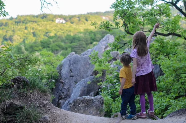 Deux enfants observent Buda collines autour Photo De Stock