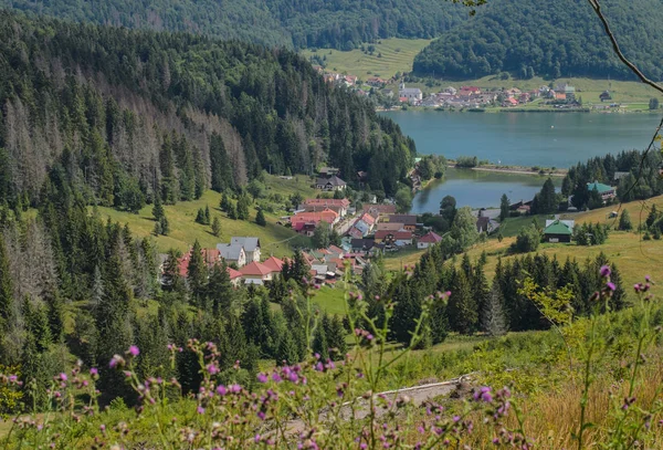 Superbe vue sur le lac Palcmanska Masa et le village de Dedinky en Slovaquie Image En Vente