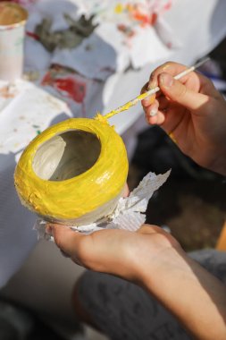 El yapımı kil ürün renkleri: vazolar, tencereler, kavanozlar ve tabaklar