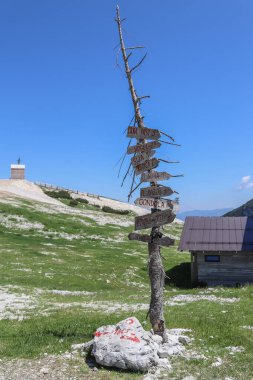 Vogel Kayak Merkezi 'ndeki yürüyüş rotasında eski bir yön gösterici