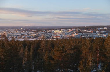 Gün batımında Nakoalatorni kulesinden Rovaniemi 'ye bak