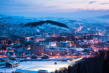 Küçük bir kasaba kışın dağlarda!