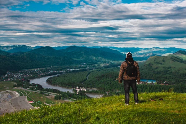 Meditasyon sakin ile rahatlatıcı seyahat etmek adam seyahat kavramı yaz tatillerini açık hiking yaşam tarzı görünümü dağ ve göl manzara. Altay