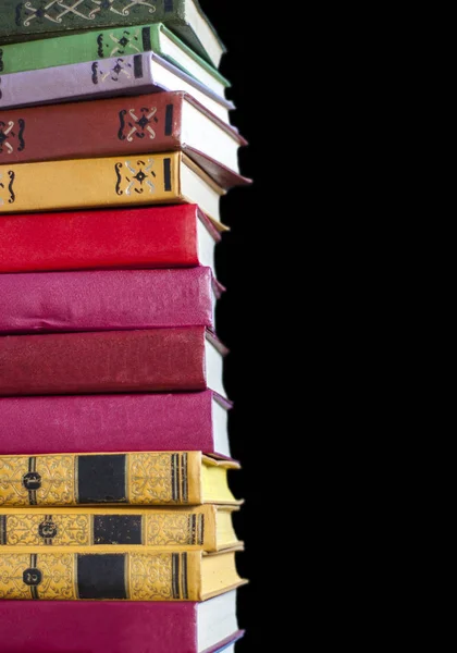 Eski açık ders kitabıyla kütüphanede kitap, okuma masasında edebiyat metin arşivi yığını ve akademik eğitim öğrenme kavramı için okul çalışma odası arka planındaki kitaplıklar.