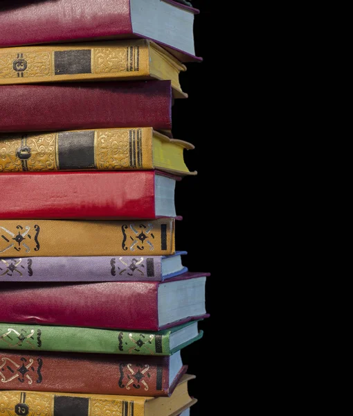 Eski açık ders kitabıyla kütüphanede kitap, okuma masasında edebiyat metin arşivi yığını ve akademik eğitim öğrenme kavramı için okul çalışma odası arka planındaki kitaplıklar.