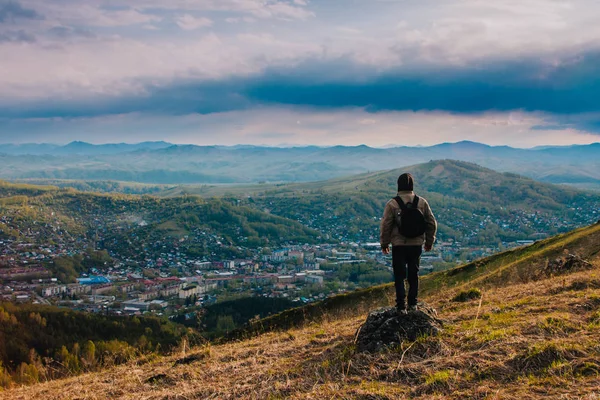 Benim ülkem, benim evim. Adam dağ massif üstüne. Pastoral akşam - gün batımında düşük Tatras sırt üzerinde bir adam. Bir dağ bölgesinde kendi kendine portre.