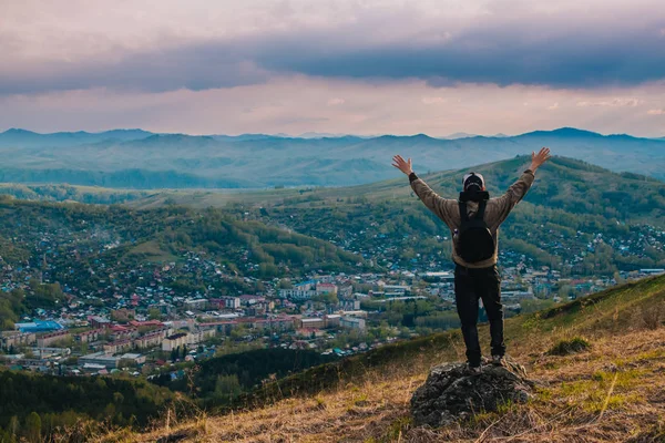 Benim ülkem, benim evim. Adam dağ massif üstüne. Pastoral akşam - gün batımında düşük Tatras sırt üzerinde bir adam. Bir dağ bölgesinde kendi kendine portre.