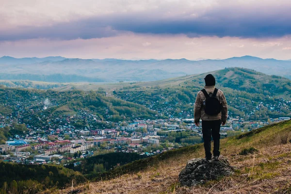 Benim ülkem, benim evim. Adam dağ massif üstüne. Pastoral akşam - gün batımında düşük Tatras sırt üzerinde bir adam. Bir dağ bölgesinde kendi kendine portre.