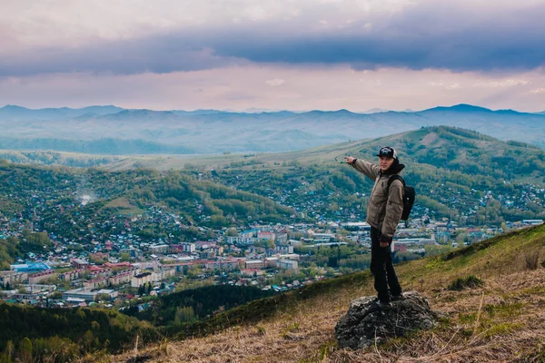 Benim ülkem, benim evim. Adam dağ massif üstüne. Pastoral akşam - gün batımında düşük Tatras sırt üzerinde bir adam. Bir dağ bölgesinde kendi kendine portre.