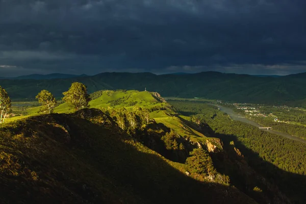 Nehir. Dağlar, Park. Altai Dağları 'nda muazzam bir şafak. Ve kasvetli bulutlar. Rusya
