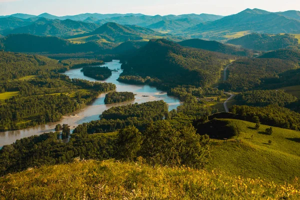 Nehir. Dağlar, Park. Altai Dağları 'nda muazzam bir şafak. Ve kasvetli bulutlar. Rusya