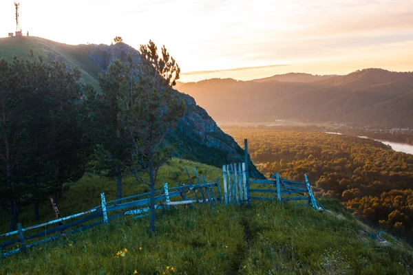Nehir. Dağlar, Park. Altai Dağları 'nda muazzam bir şafak. Ve kasvetli bulutlar. Rusya