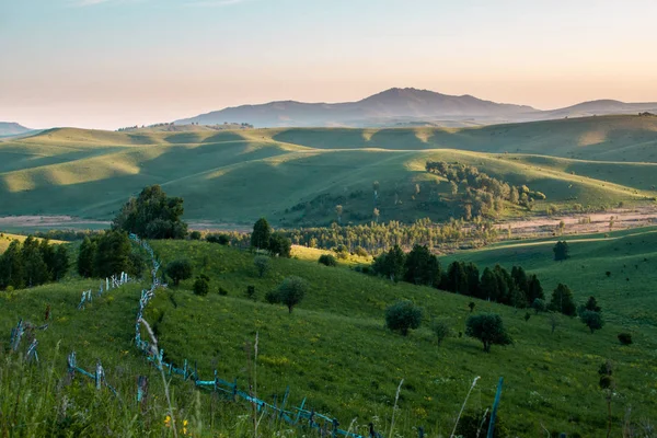 Nehir. Dağlar, Park. Altai Dağları 'nda muazzam bir şafak. Ve kasvetli bulutlar. Rusya