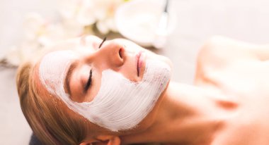Yüz maskesi. Güzel genç kız Spa, makyajcısı kadın yüz maskesi uygulama